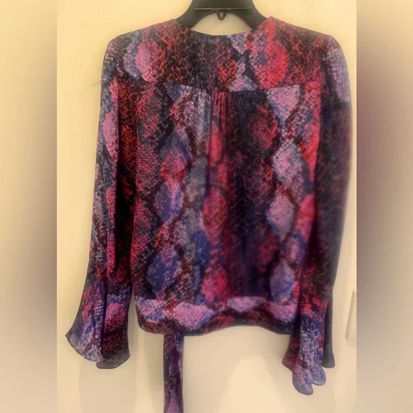 Parker “Isabella” snake print faux wrap bell sleeve top, reds/blues XS - Picture 3 of 4
